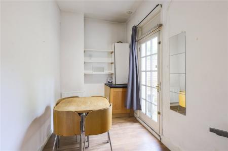 Flat Fairbridge Road in Greater London