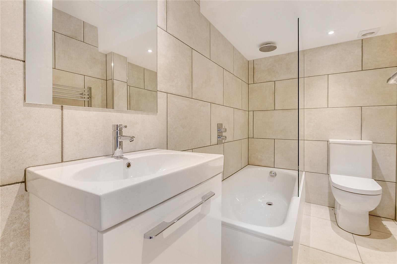 Flat Bettridge Road in Greater London