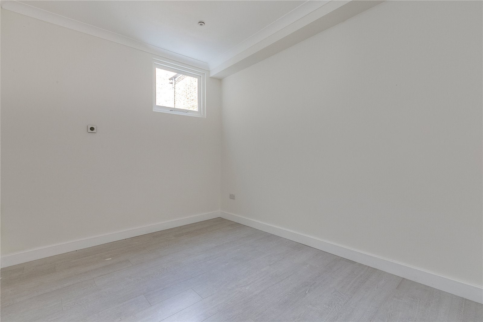 Flat Bettridge Road in Greater London
