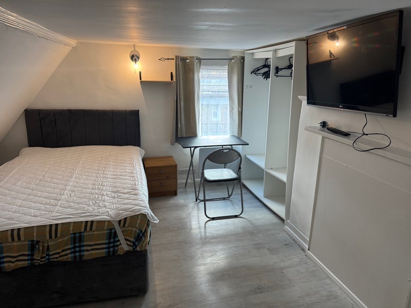 Room Roehampton High Street in Greater London