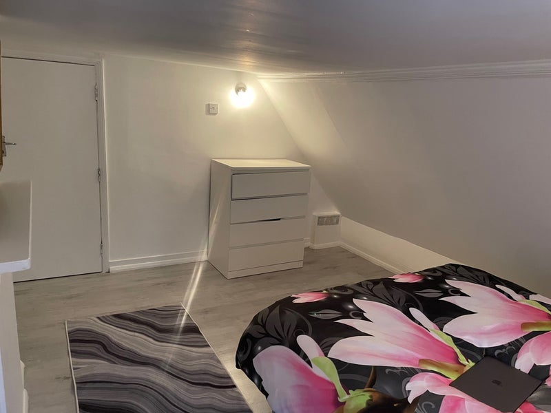 Room Roehampton High Street in Greater London