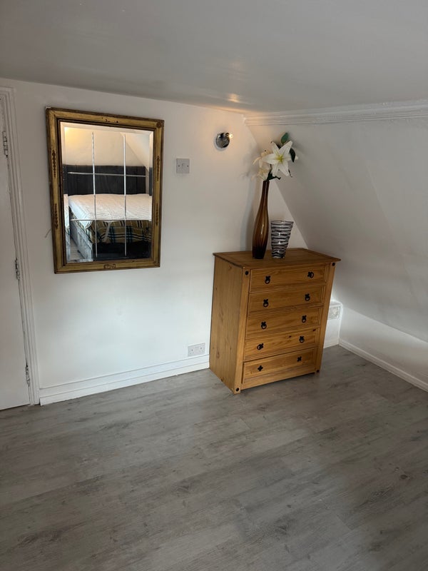 Room Roehampton High Street in Greater London