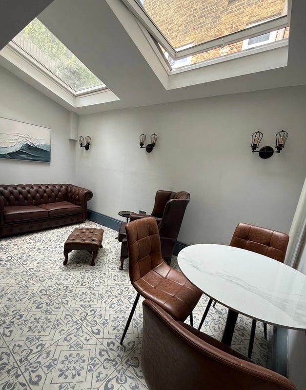 Flat Apsley Road in Greater London