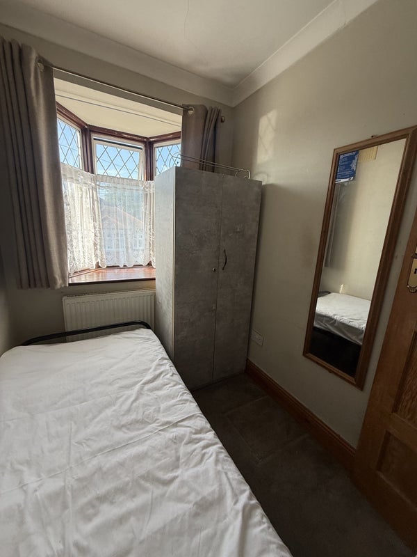 Room Hillside Gardens in Greater London