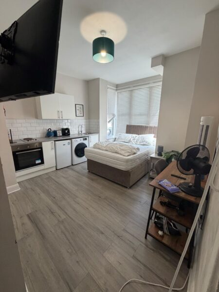 Flat Wightman Road in Greater London