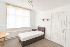 Room Lonsdale Road in Southend-on-Sea