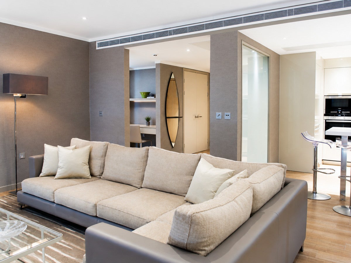 Flat Sugar Quay Walk in City of London