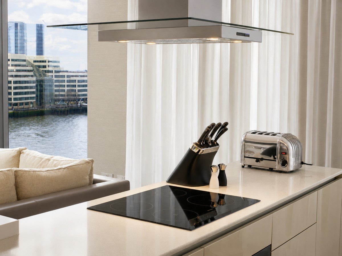 Flat Sugar Quay Walk in City of London