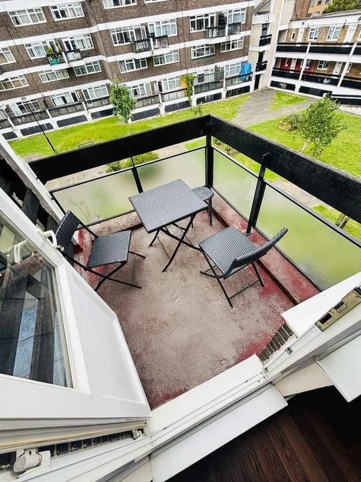 Room East Road in Greater London