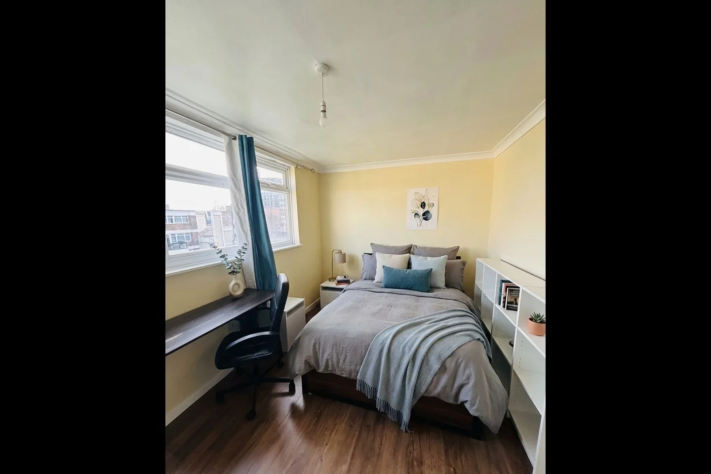 Room East Road in Greater London