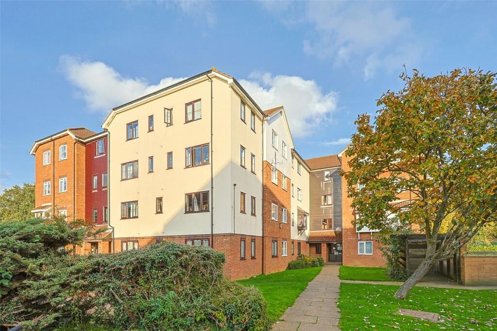Room Vicars Bridge Close in Greater London