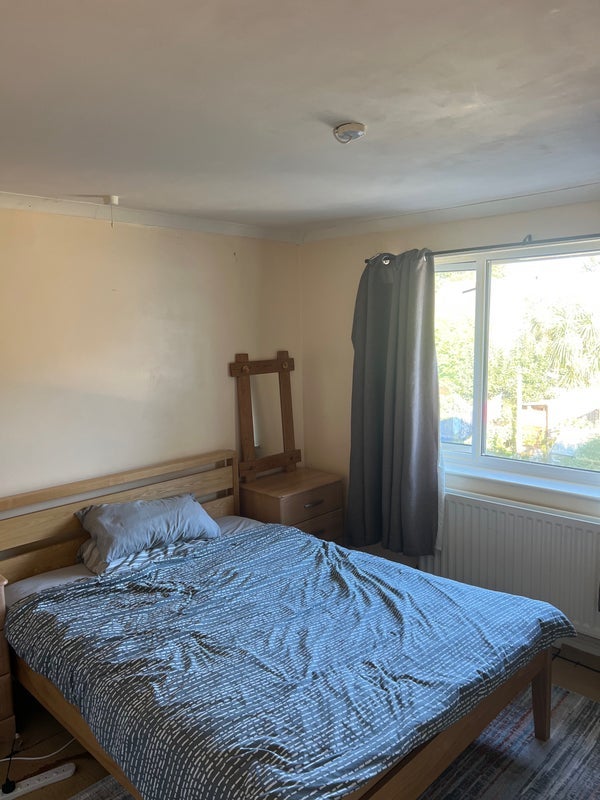 Room Manod Road in Cardiff