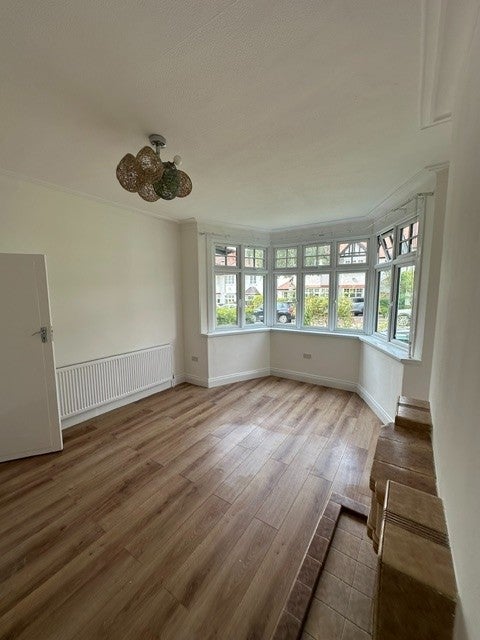 House Summerlee Avenue in Greater London