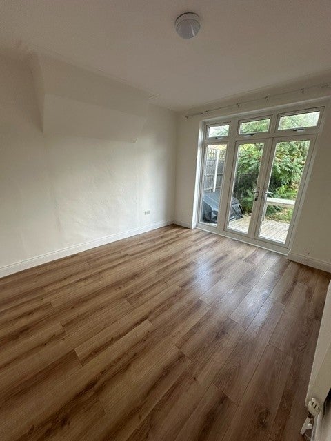 House Summerlee Avenue in Greater London