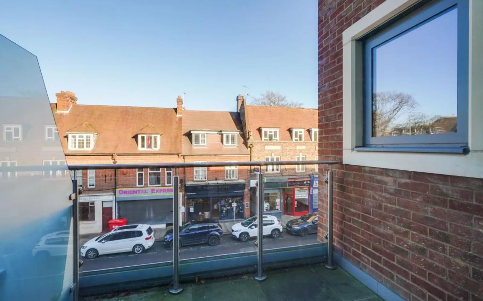 Flat Queens Road in Elmbridge