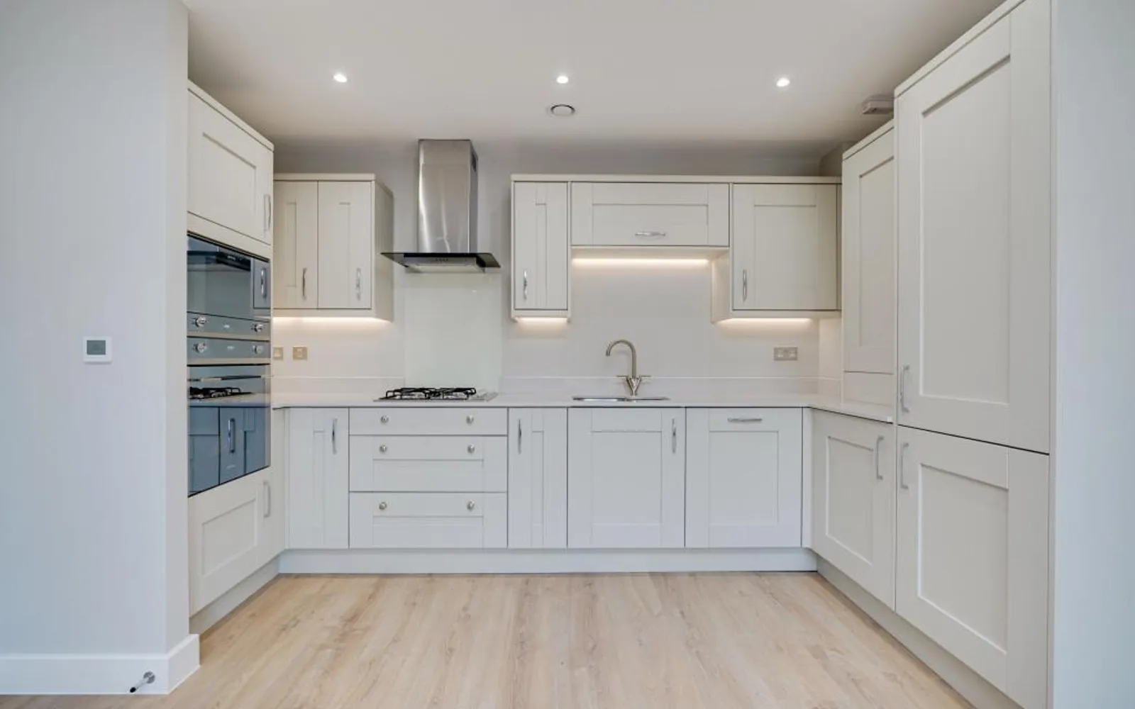 Flat Queens Road in Elmbridge