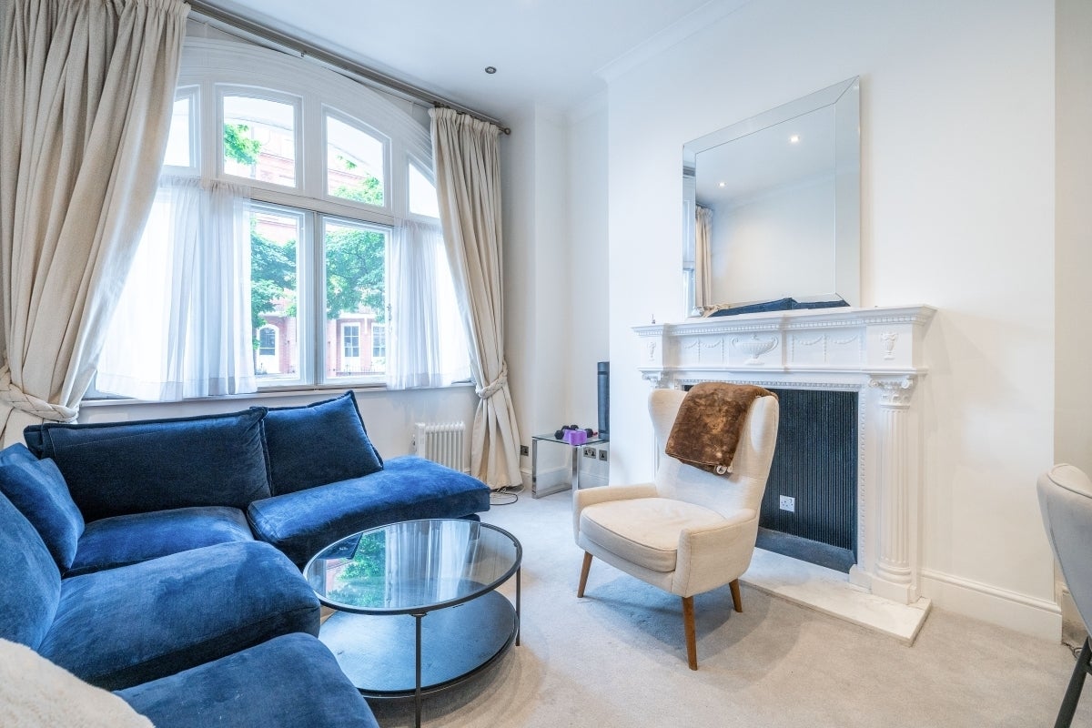Flat Pont Street in Greater London