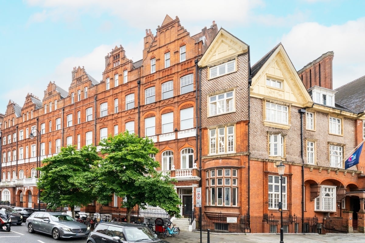Flat Pont Street in Greater London