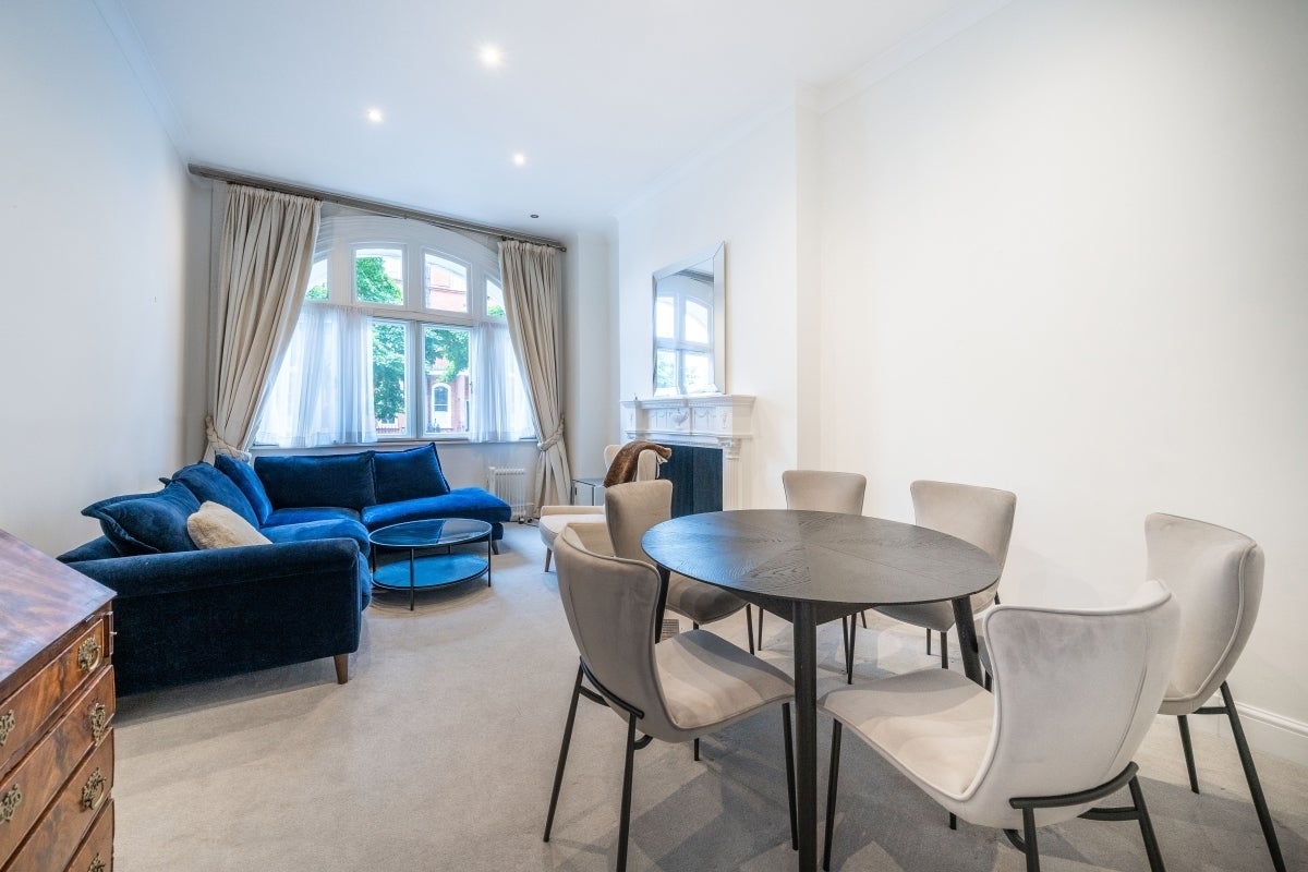 Flat Pont Street in Greater London