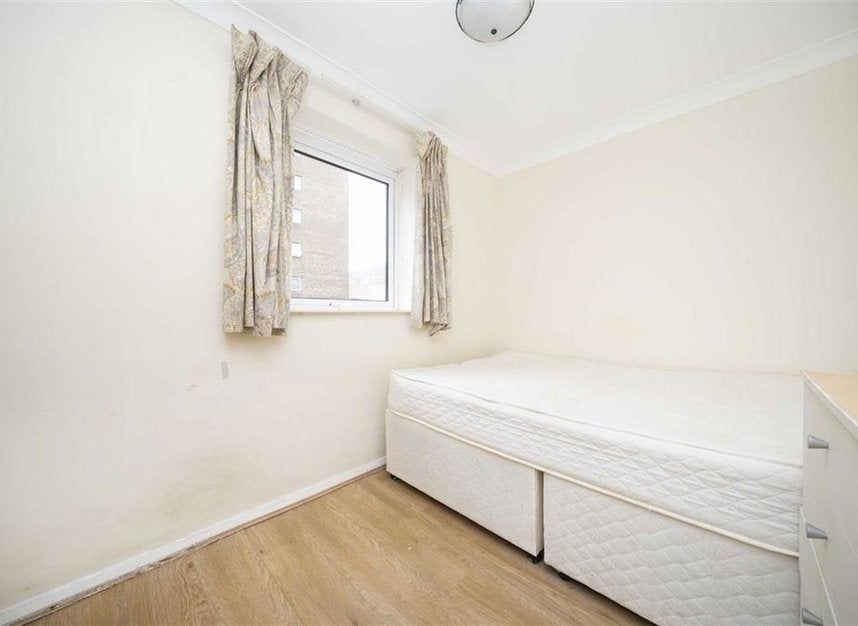 Flat Jardine Road in Greater London