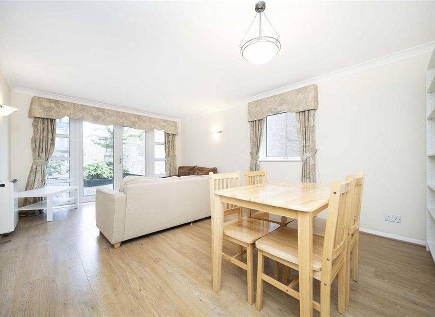Flat Jardine Road in Greater London