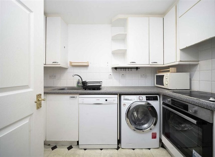 Flat Jardine Road in Greater London