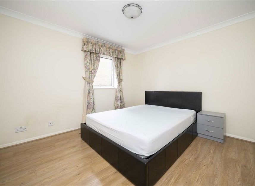 Flat Jardine Road in Greater London