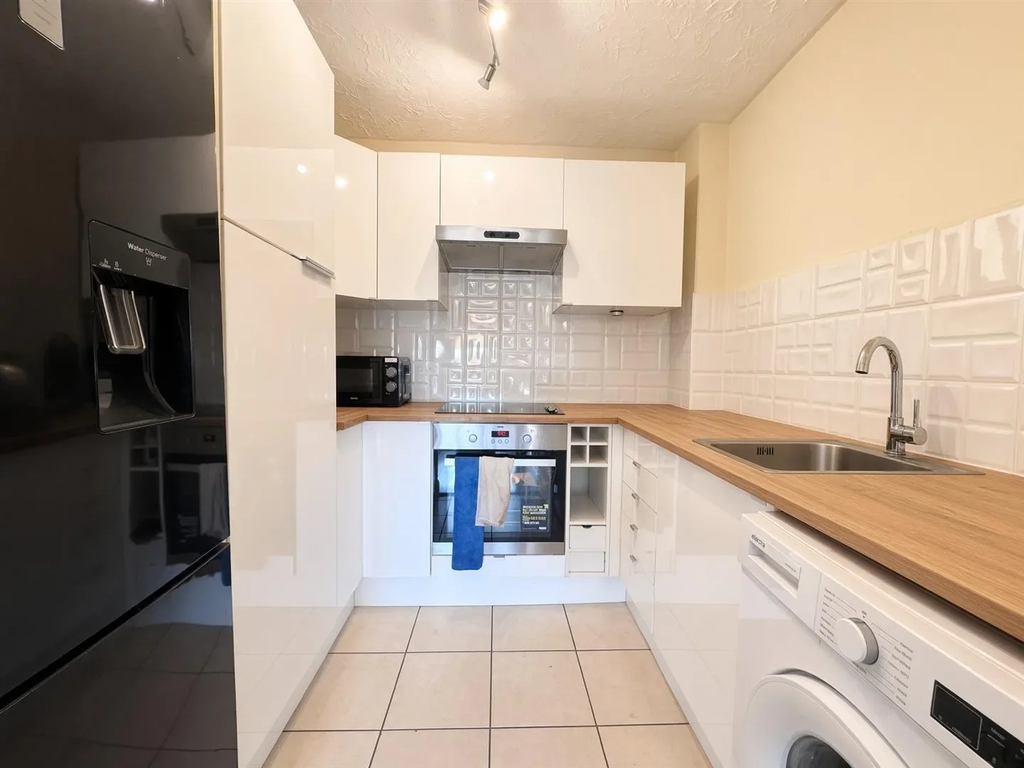 Flat Pinemartin Close in Greater London