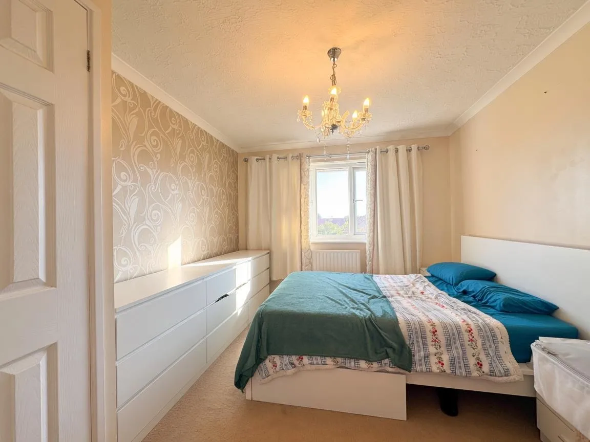 Flat Pinemartin Close in Greater London