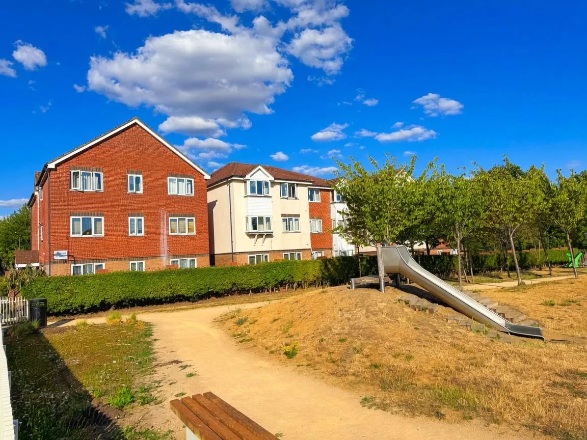 Flat Pinemartin Close in Greater London