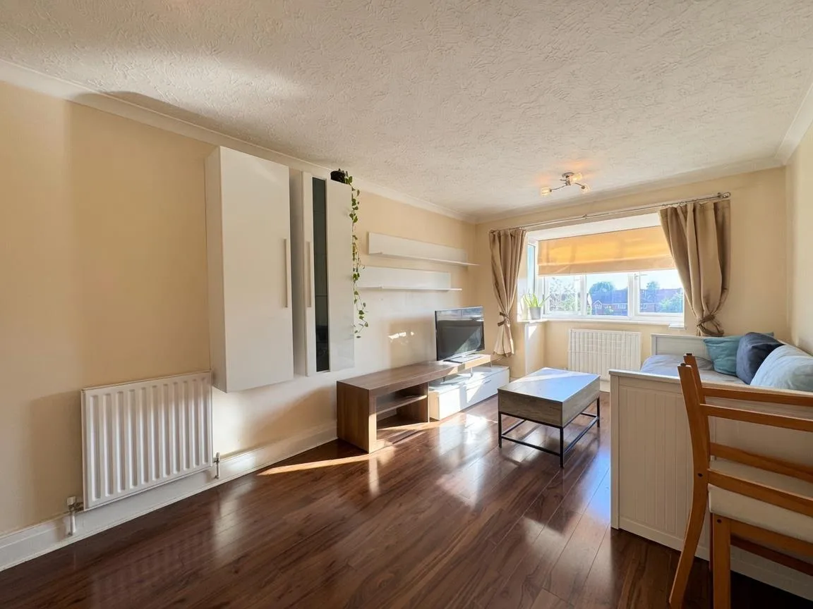 Flat Pinemartin Close in Greater London
