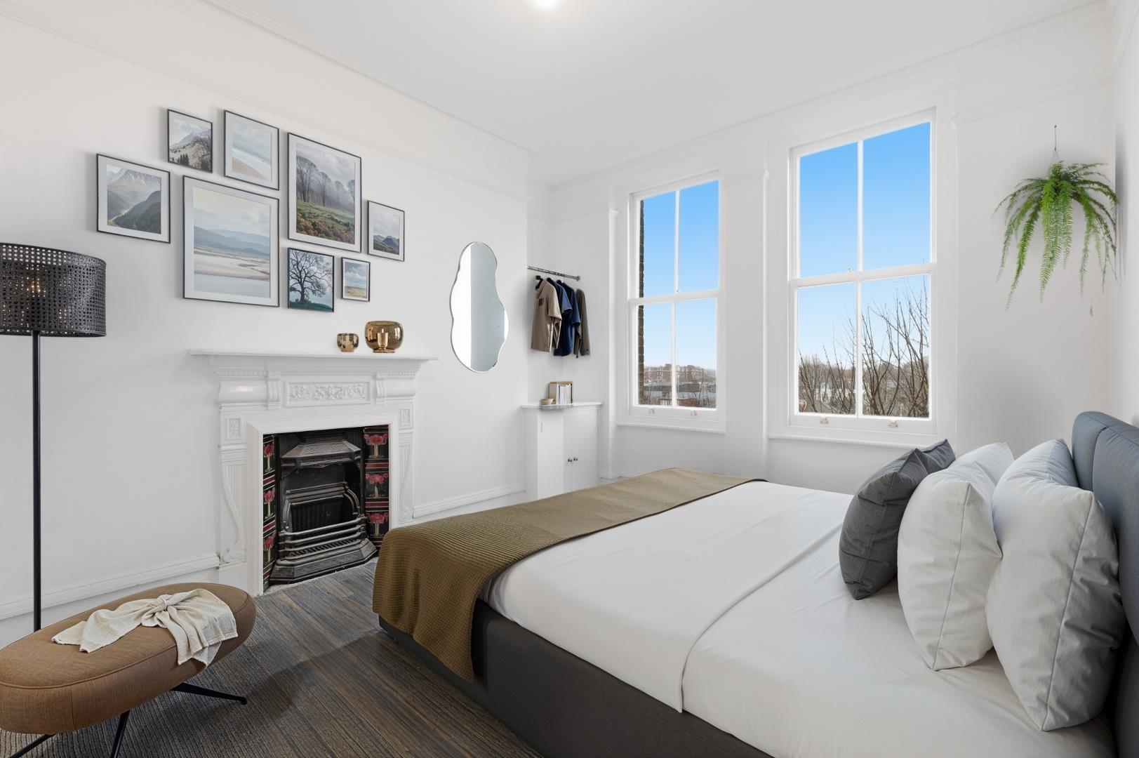 Flat Sutton Court in Greater London