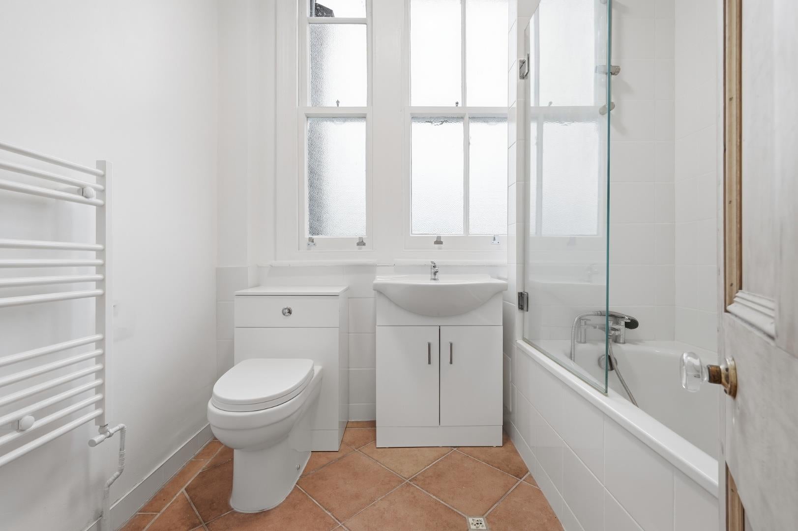 Flat Sutton Court in Greater London