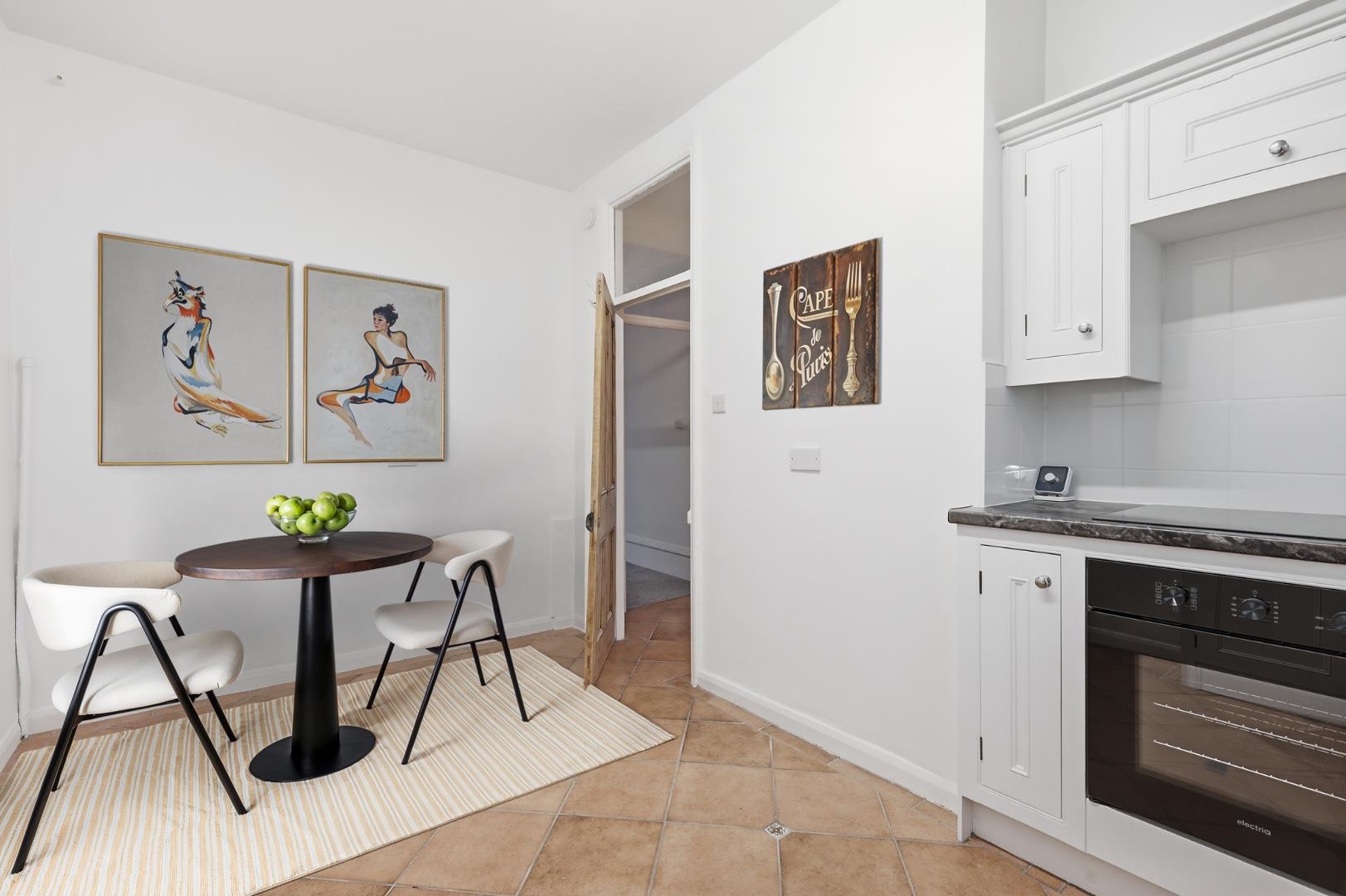 Flat Sutton Court in Greater London