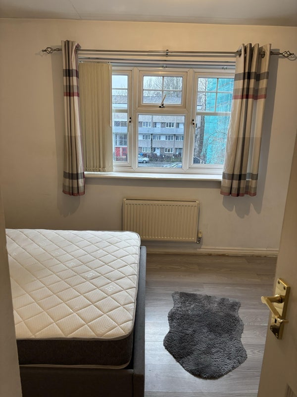 Room Rushway Avenue in Manchester