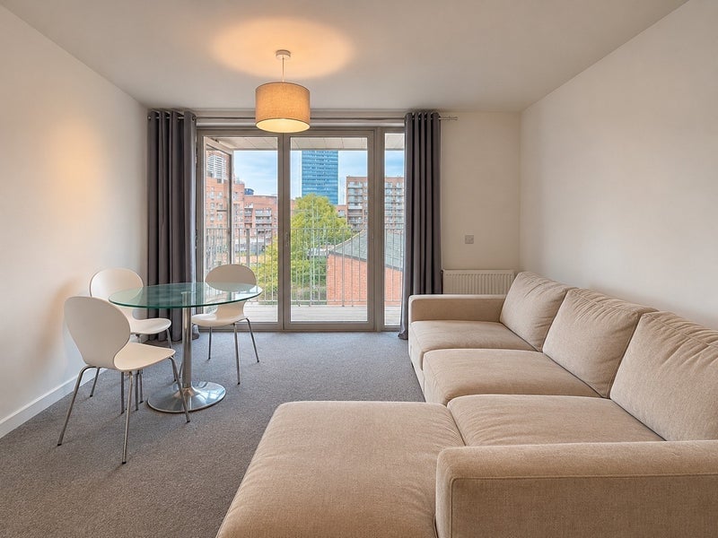 Flat Hammersley Road in Greater London