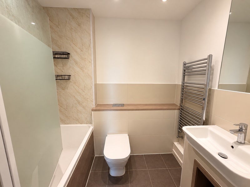 Flat Hammersley Road in Greater London