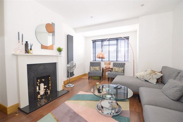 Flat Devonshire Road in Greater London