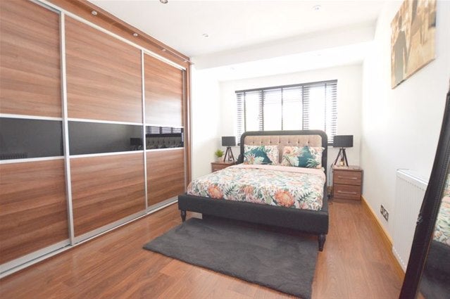 Flat Devonshire Road in Greater London