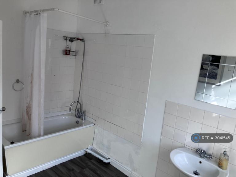 Room Crondall Street in Manchester