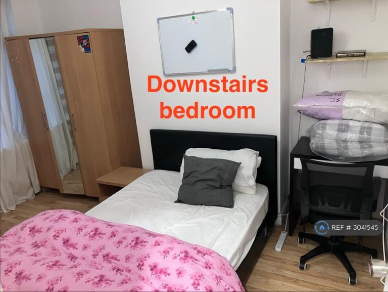 Room Crondall Street in Manchester