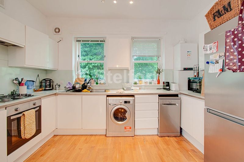 Flat Cathcart Hill in Greater London