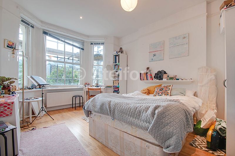 Flat Cathcart Hill in Greater London