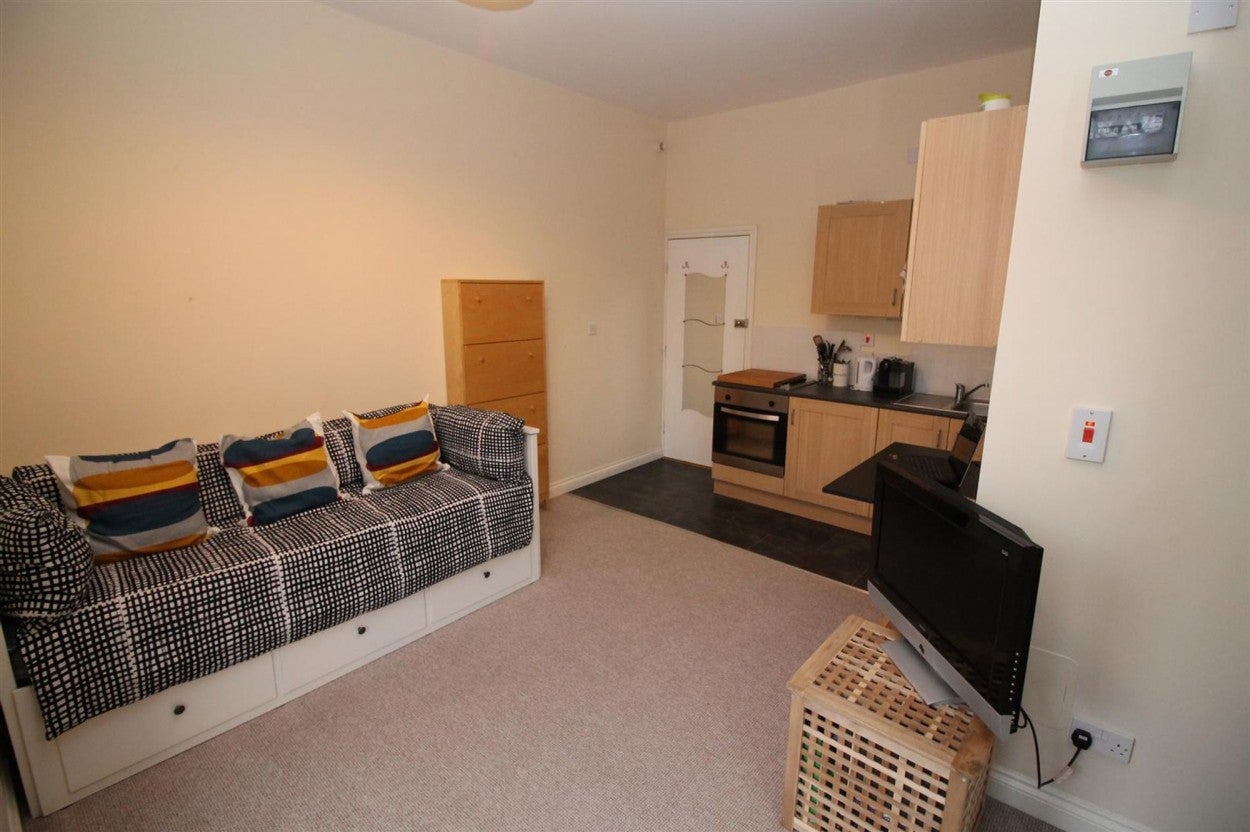 Flat Coldharbour Road in Bristol