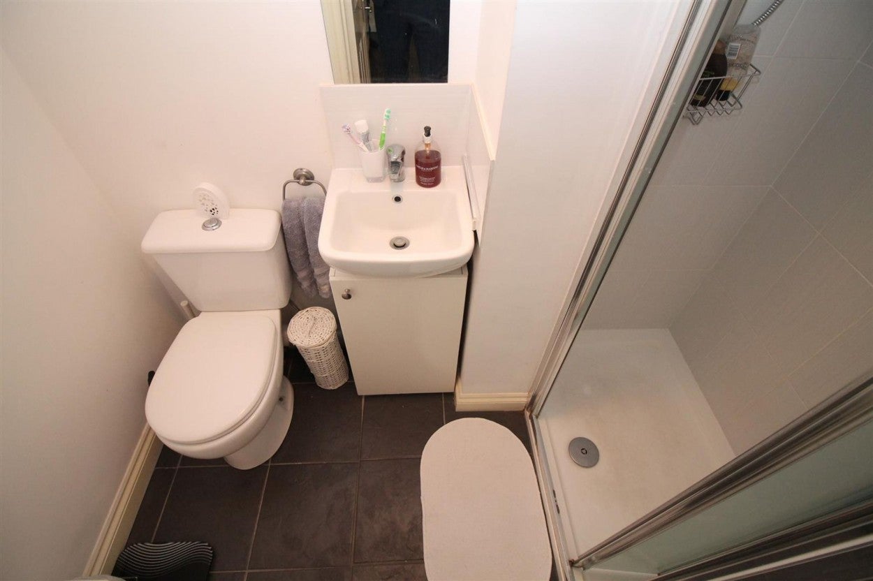 Flat Coldharbour Road in Bristol