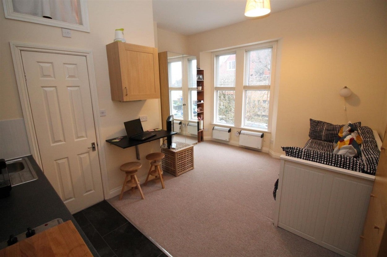 Flat Coldharbour Road in Bristol