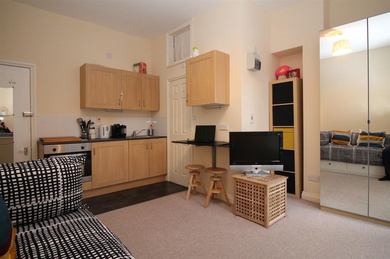 Flat Coldharbour Road in Bristol