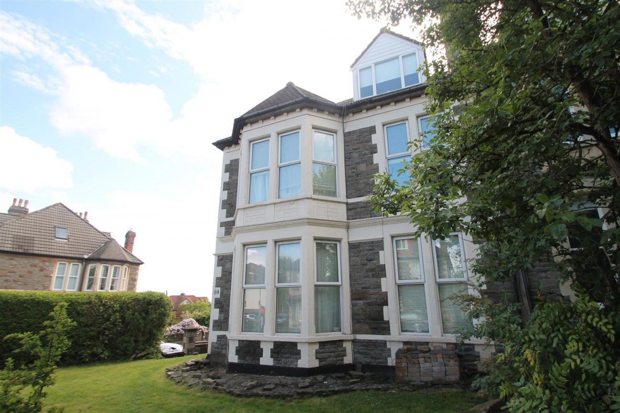 Flat Coldharbour Road in Bristol