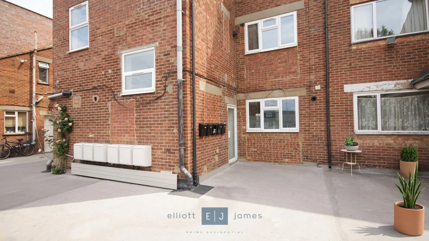 Flat Torrington Drive in Epping Forest