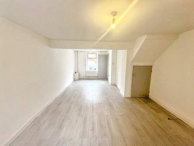 Flat Club Row in Ystrad